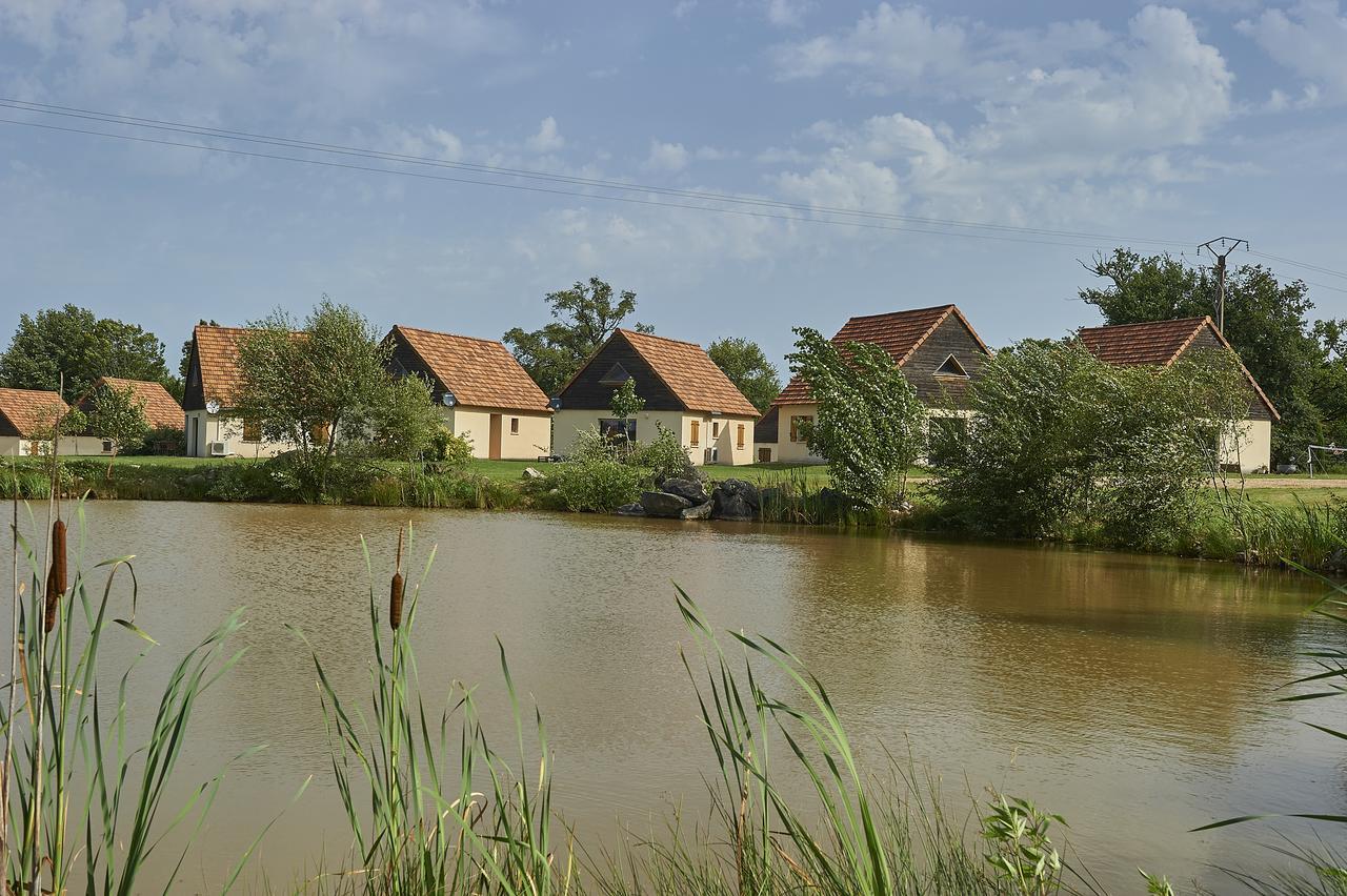 Le Lac Bleu Hotel Lacapelle-Marival Exterior photo